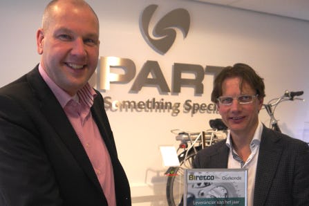 Mark Kuper (links), commercieel directeur van Sparta,wordt gefeliciteerd door Erik de Geus, directeur van Biretco.