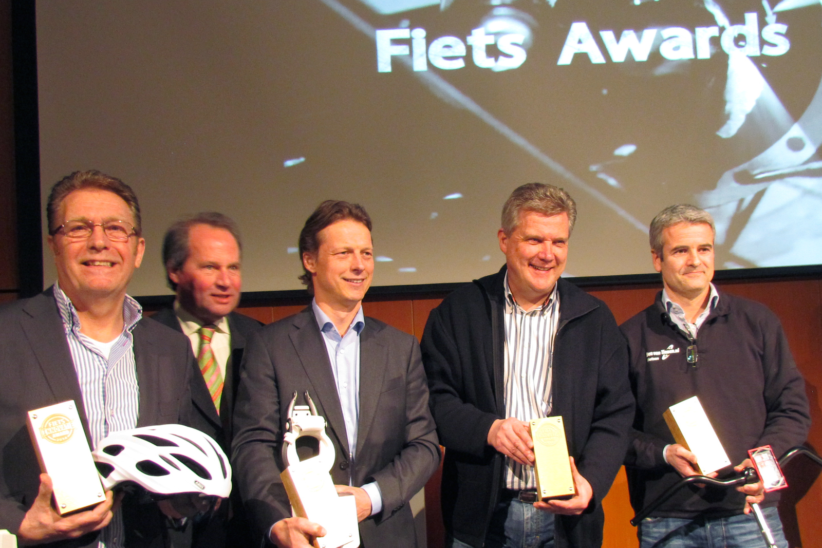 Vertegenwoordigers van de winnende bedrijven (van links naar rechts) ABUS Tweewielerservice, AXA Bike Security, YEPP – GMG en Finn bikephonehouder – Foto Tweewieler