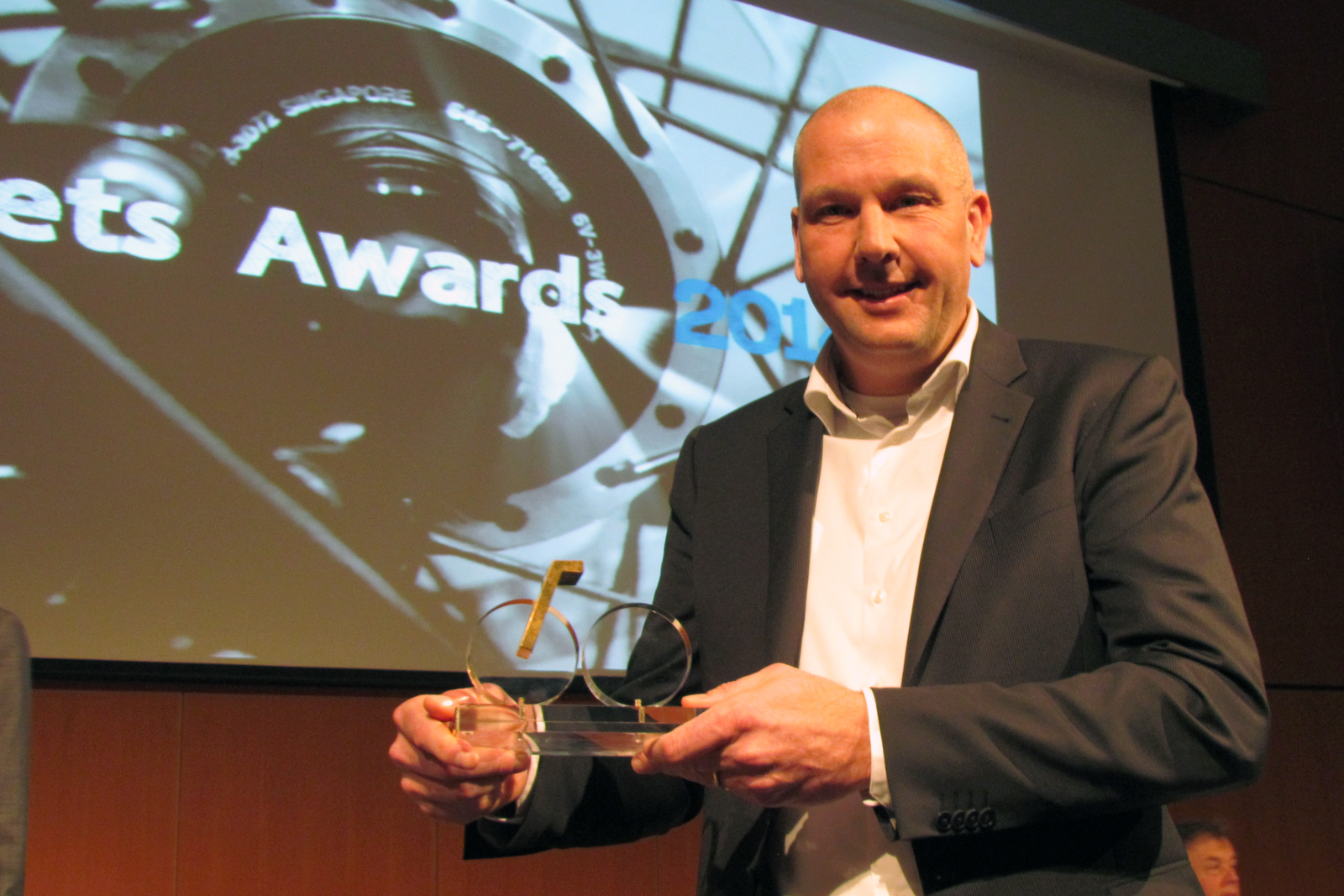 Sparta commercieel directeur Mark Kuper  met trofee die hoort bij de e-bike van het jaar 2014 titel die door de Sparta ION RXS+ is gewonnen. – Foto Tweewieler