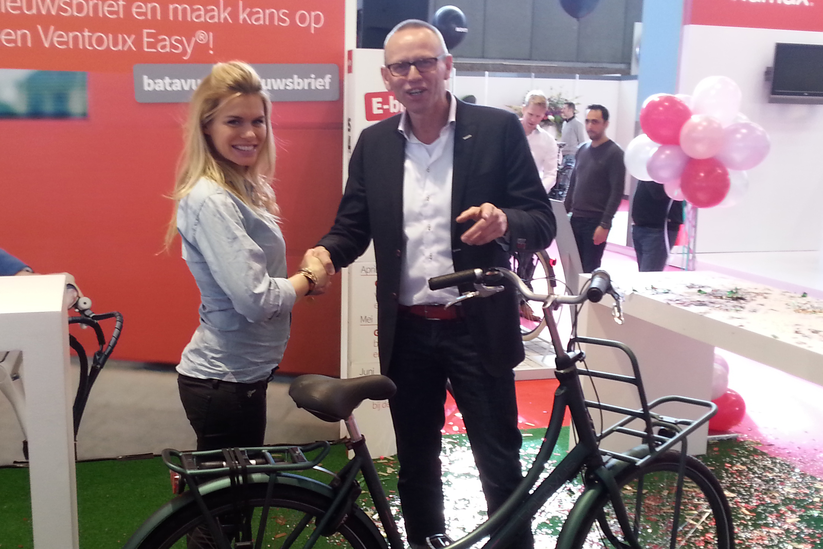 Directeur Menno Visser met Nicolette van Dam bij de door haar gestylde Batavus Diva 7 Plus.