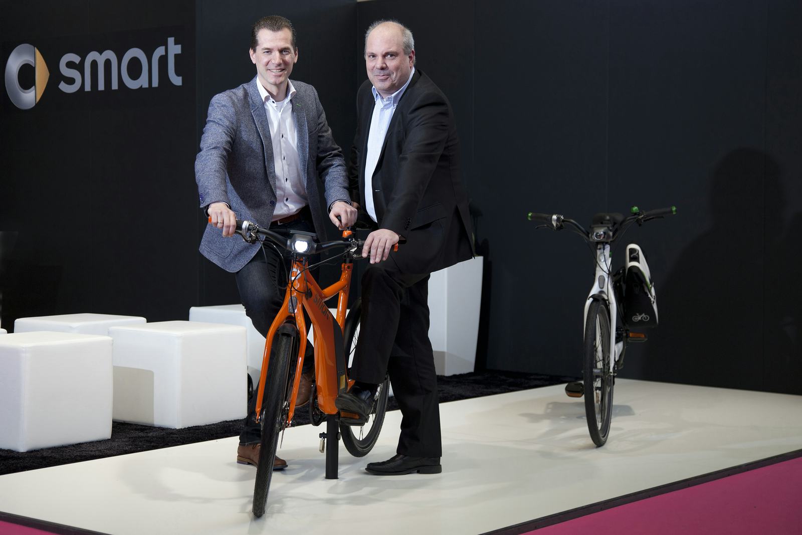 De samenwerking tussen smart en retail specialist Bikes & Retail werd op de FietsVAK officieel bekrachtigd door Gerard van Os van Mercedes-Benz Nederland en Perry Jansen van Bikes & Retail (rechts op de foto).