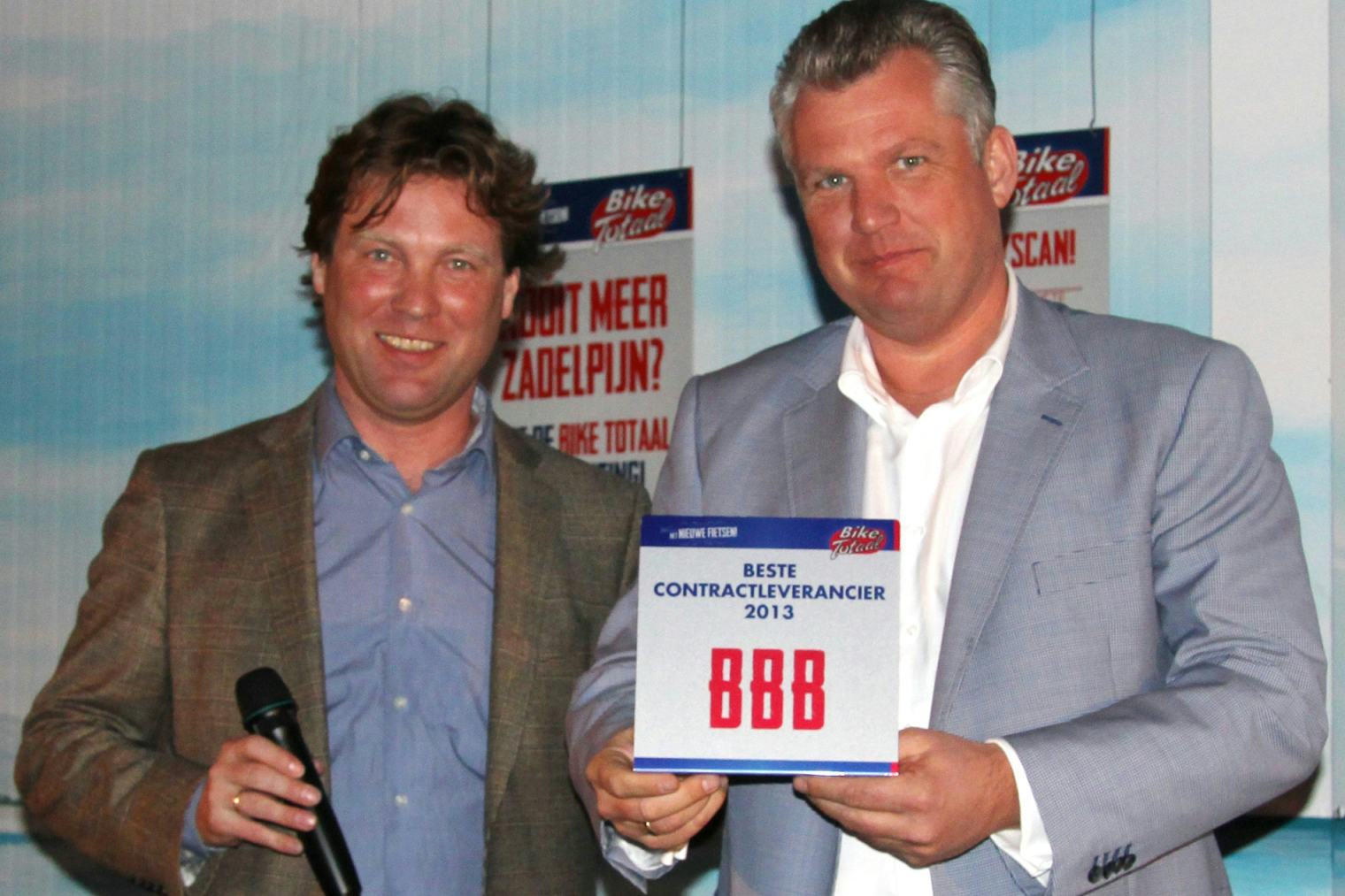 Maarten de Vos (links), directeur Bike Totaal, reikt de prijs uit aan Marc Roelofsen van Augusta.