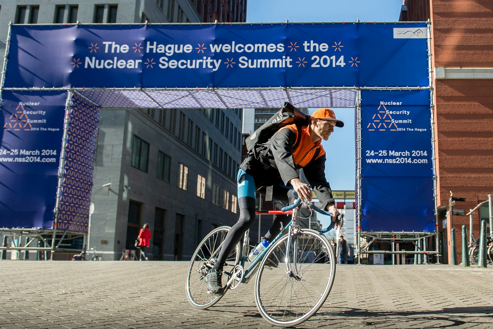 Gedurende de NSS top in Den Haag werkt TNT Express ondermeer samen met FietsXpress om de zendingen op te halen en af te leveren. – Foto TNT Express