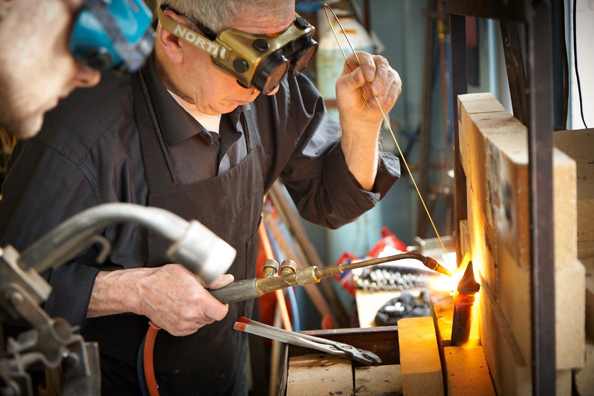 RIH Sport Amsterdam is verhuisd naar een voormalige fabriek aan het Gedempt Hamerkanaal in Amsterdam-Noord, waar Van der Kaaij framebouwers gaat opleiden.