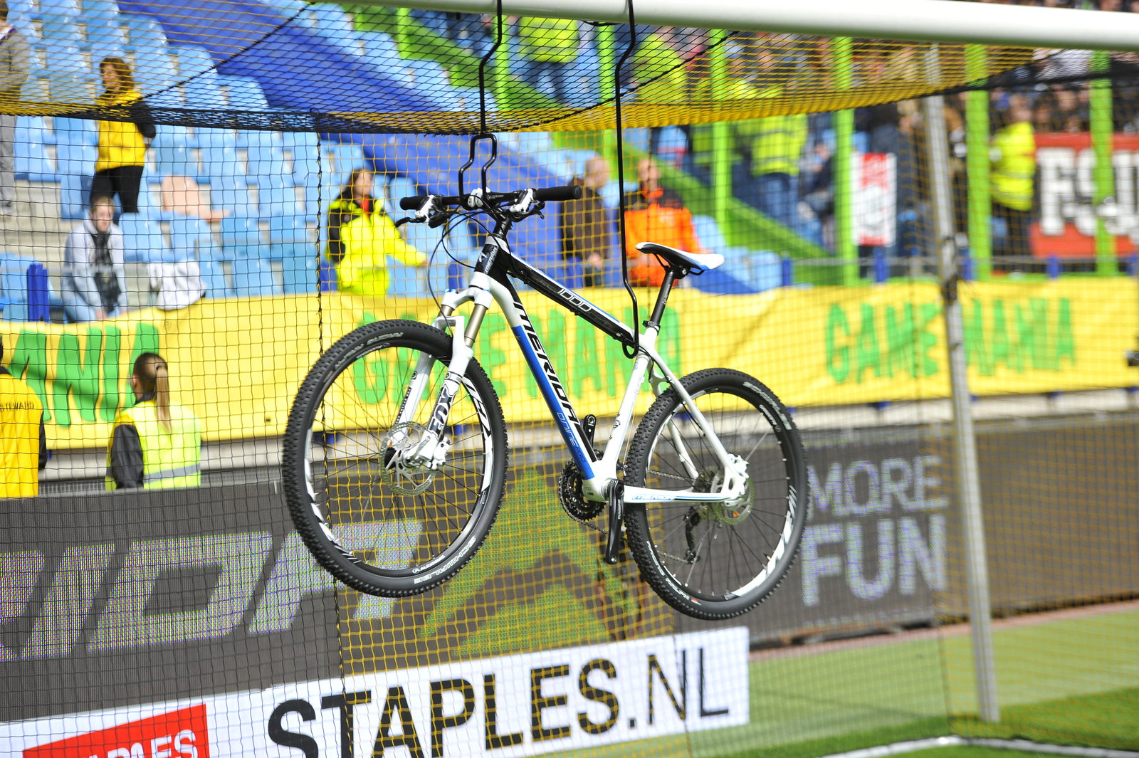 In de rust van de wedstrijd werd het inmiddels bekende 'Raak die spaak' gespeeld, waarbij twee deelnemers ieder vijf penalty’s mogen nemen en proberen een Merida mountainbike die in de goal hangt te raken.