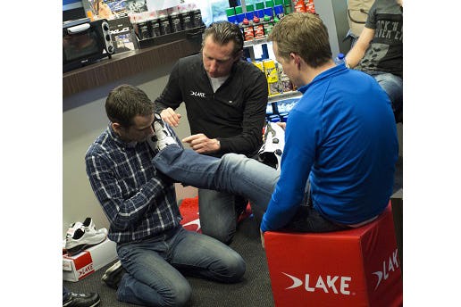 Juncker Bike Parts organiseerde in samenwerking met Lake Cycling, de Custom Carbon Fit, een interactieve training voor Lake dealers in Nederland en België.