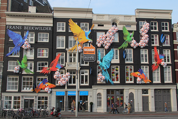 Voor het WK 2014 vraagt Beekwilder met zijn gevel aandacht voor brandveiligheid en veilig versieren.