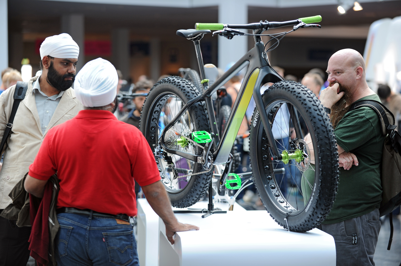 Bezoekers van over de hele wereld bezoeken de Eurobike, en komen in Foyer West de presentatie tegen van de Eurobike Awards.
