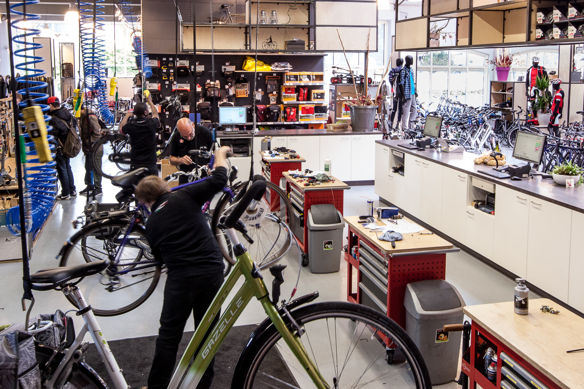 Minister Asscher van Sociale Zaken betaalt de helft van  20 miljoen euro voor een banenplan in de auto- en rijwielbranche.