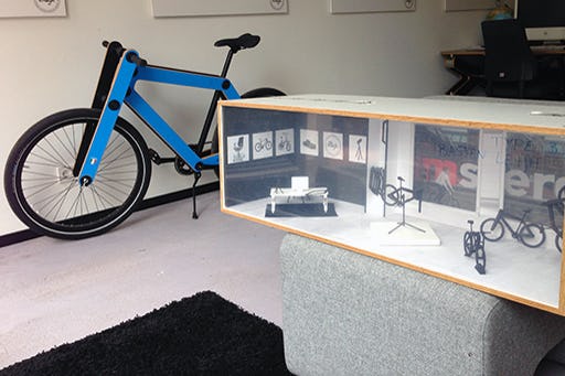 In kleinformaat was de Sandwichbike afgelopen week te bewonderen in het Stedelijk Museum. – Foto Bleijh