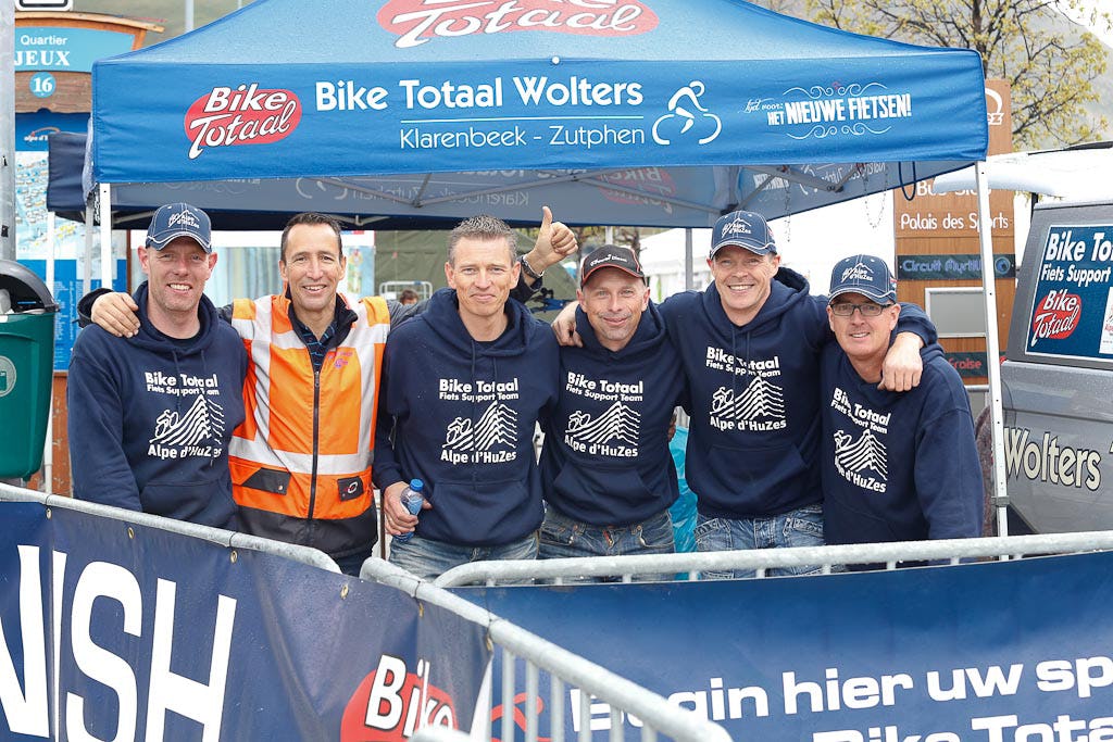 Jeroen Schrijver (midden), teamcaptain van het Bike Totaal ‘Zinvol op je Zadel’ team. “Het blijft een fantastisch evenement om aan deel te nemen en je in te zetten voor een ander."