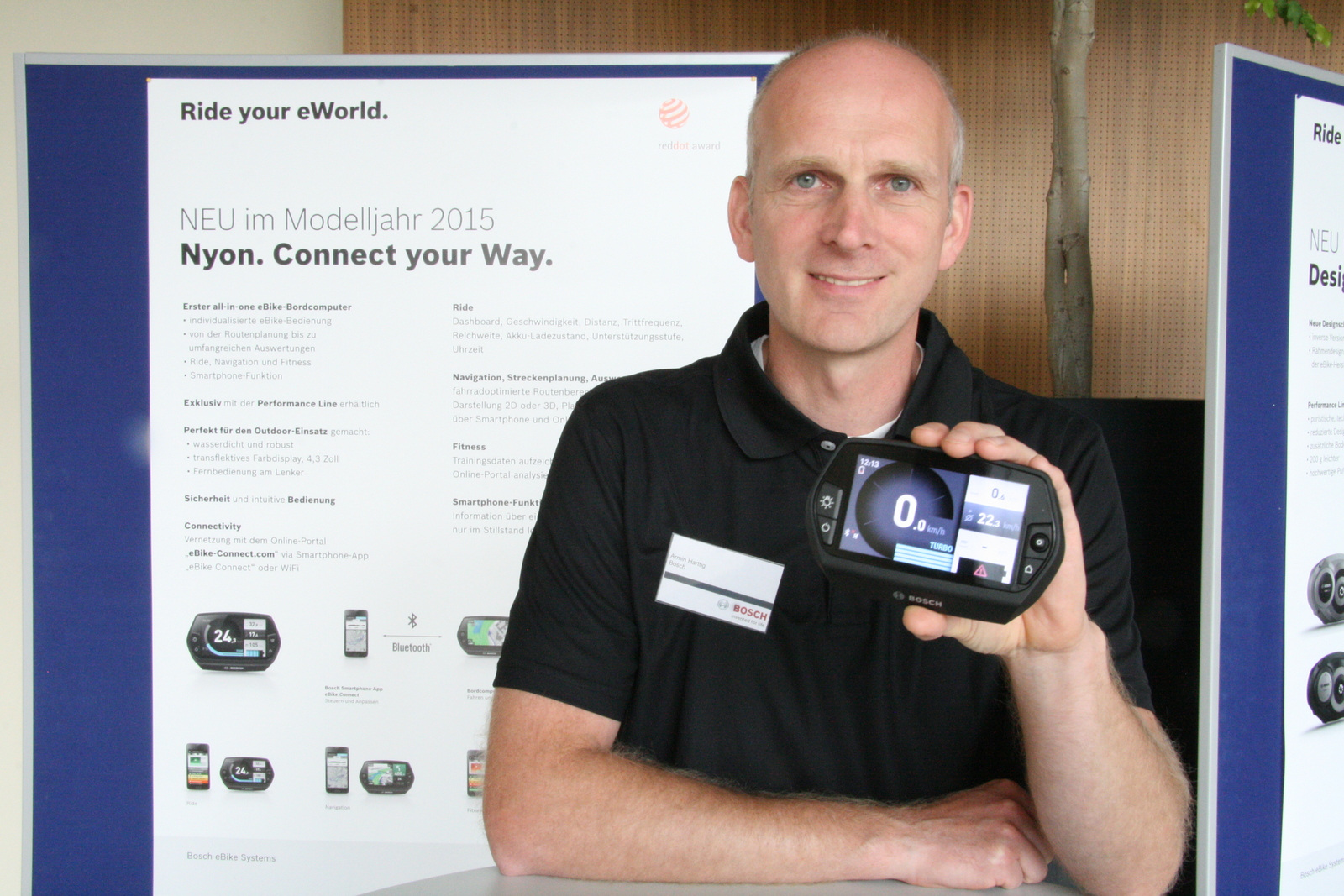 Armin Harttig, manager Sales, toont de Bosch Nyon; de alles-in-één computer combineert de bediening van de e-bike met navigatie, hartslagmeting en smartphone, in één apparaat.