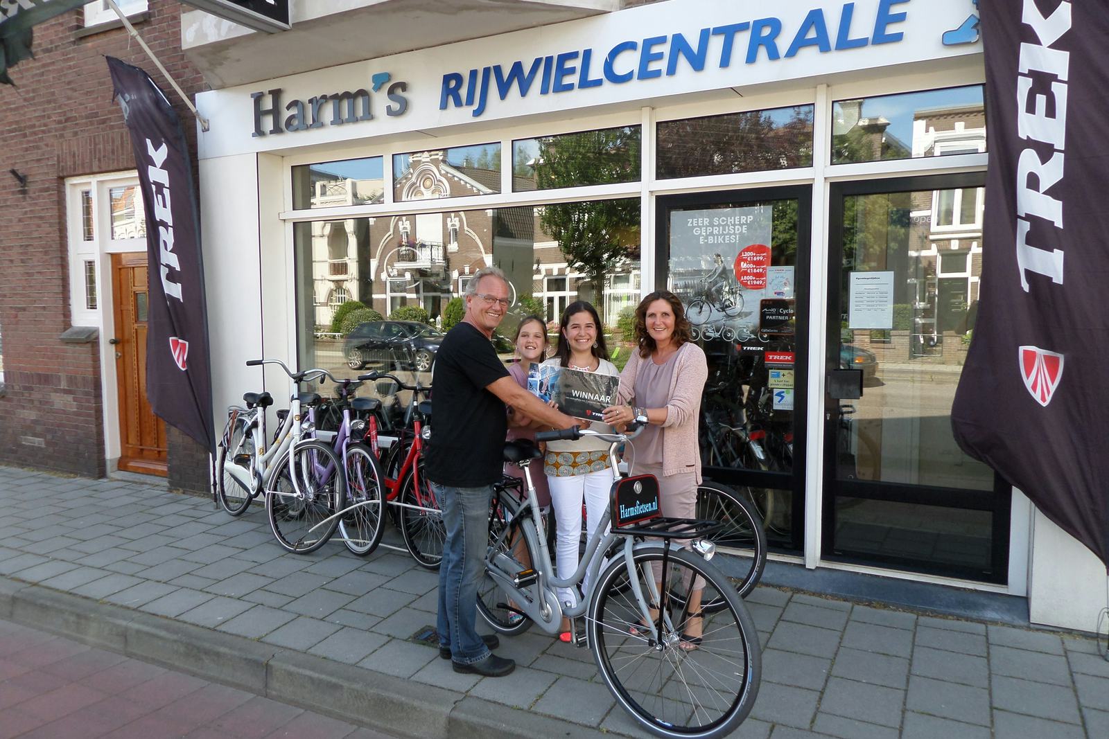 De eerste cheque van de actie ‘Verken Kopenhagen op je Copenhagen’ is inmiddels aan een gelukkige winnaar overhandigd door Harms Rijwielcentrale in Vlissingen.