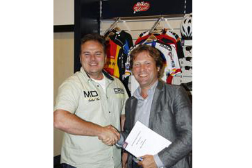 Maarten de Vos (rechts), algemeen directeur Dynamo Retail Group waartoe de Bike Totaal-formule behoort, feliciteert de Ricardo van der Vossen.