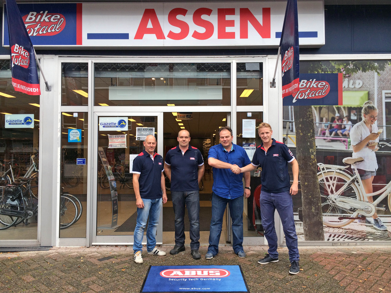 De onlangs nieuw geopende vestiging van Bike Totaal Assen van eigenaar Ricardo van der Vossen is tevens de honderdste ABUS Premium Store. – Foto ABUS