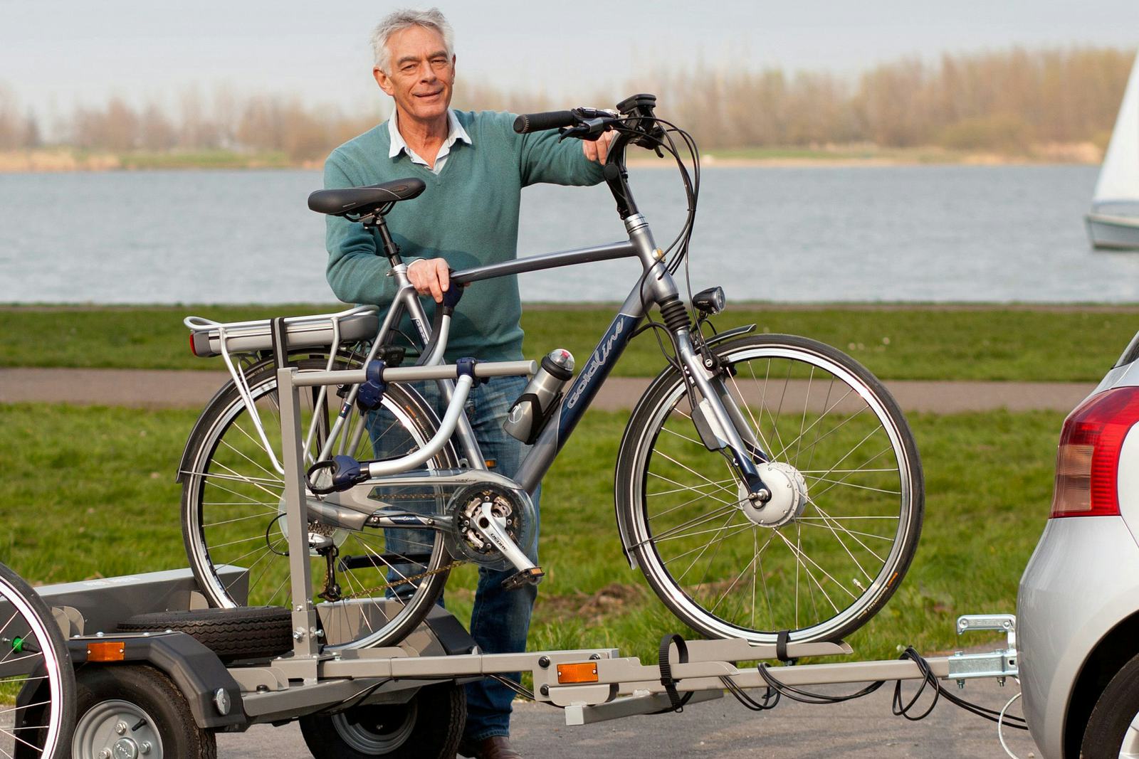Oplossing van Nederlandse aanhangwagen producent Astorc: Trailer2bike, inklapbare trailer voor twee elektrische fietsen.