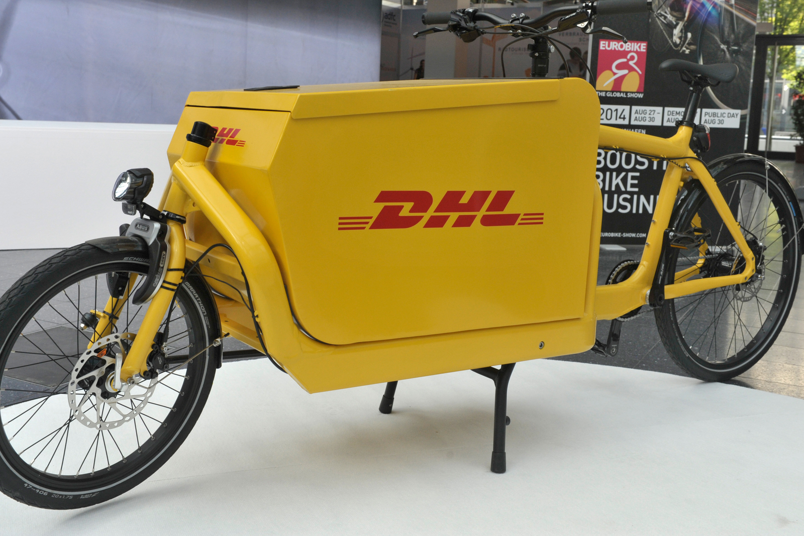 Bakfietsen voor auto’s bij het koeriersbedrijf DHL. – Foto DHL