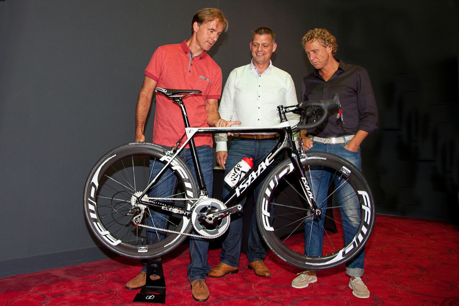 Speciaal voor Orange Cycling Team komt er een teameditie van de Isaac Element SL.