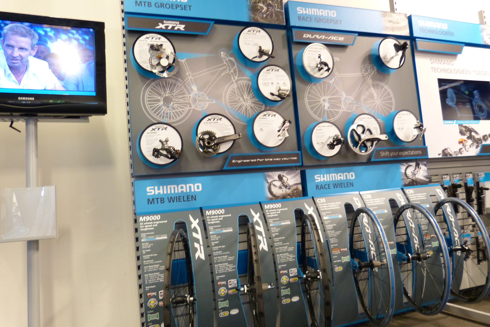 Shimano Benelux introduceert nieuwe wandpresentaties voor schakelgroepen en wielen.