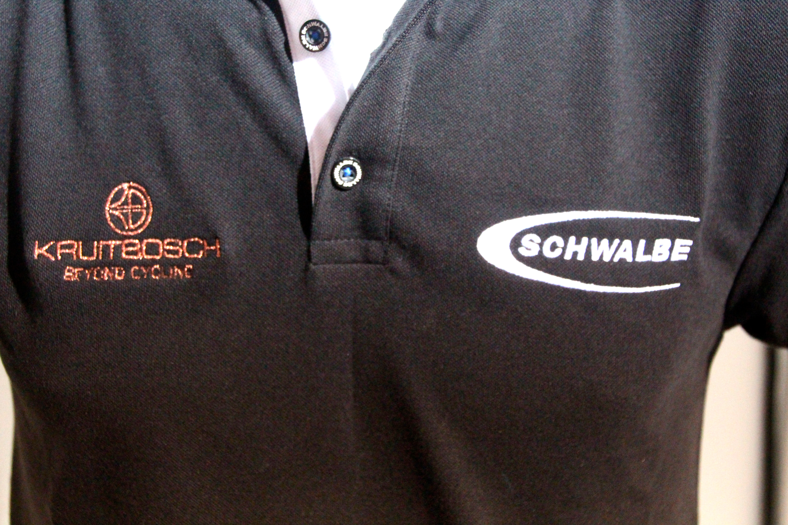 Schwalbe heeft nu ook bedrijfskleding met bedrijfslogo’s in het assortiment.
