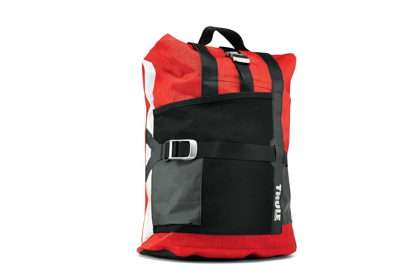 De Thule Pack ’n Pedal Commuter BackpackDeze heeft een waterdicht hoofdvak met roll top afsluiting, een opvouwbare regenhoes met reflecterende print, bevestiging voor de helm, een reflecterende strook rondom en een gewatteerd en uitneembaar 15” laptopvak met tablet sleeve.