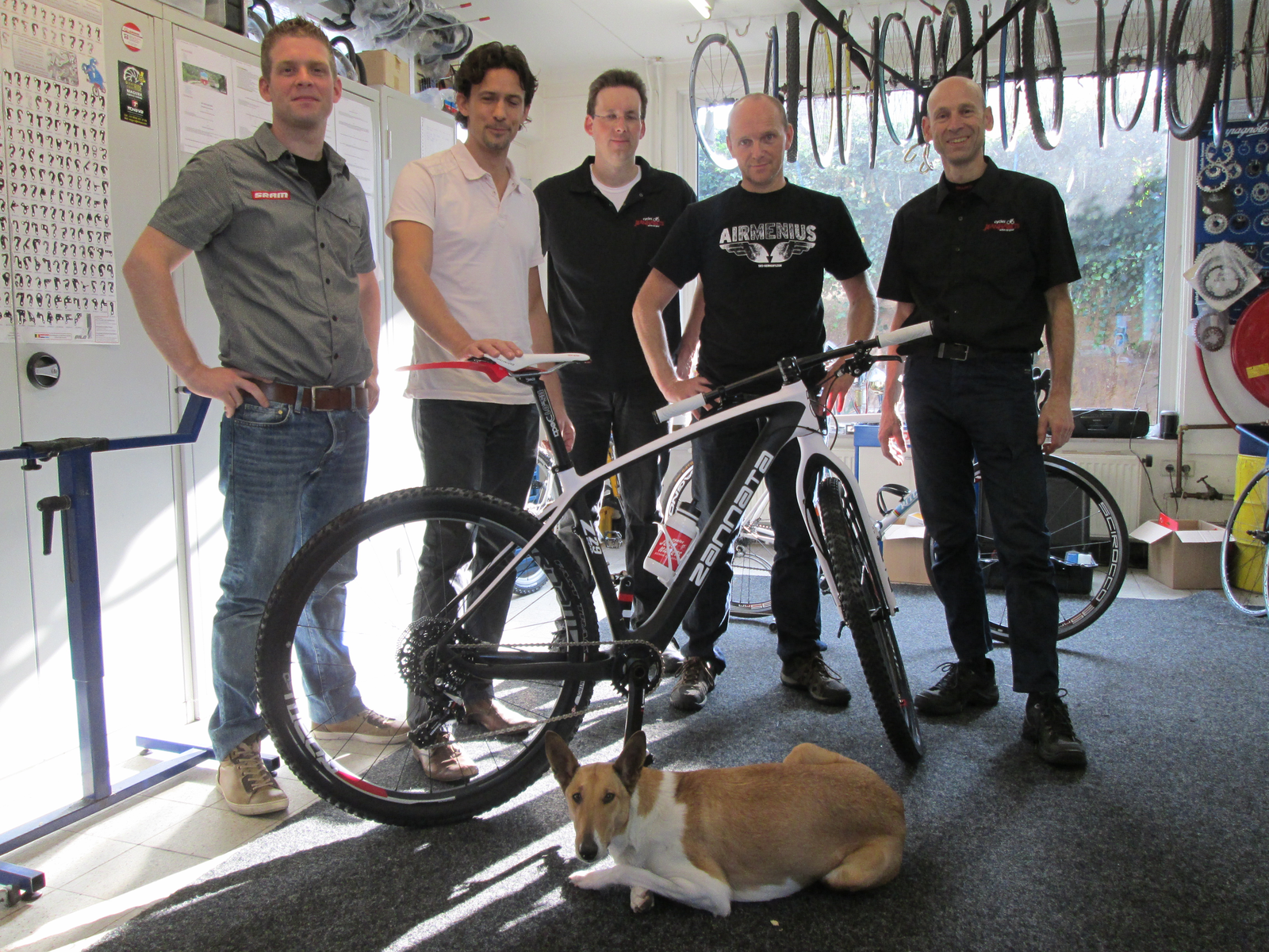 Van links naar rechts Gerko Groenendijk (SRAM), winnaar Bas Boels en  Marc Linckens, Eric Willems, Jean Habets (allen Cycles Jean Habets)