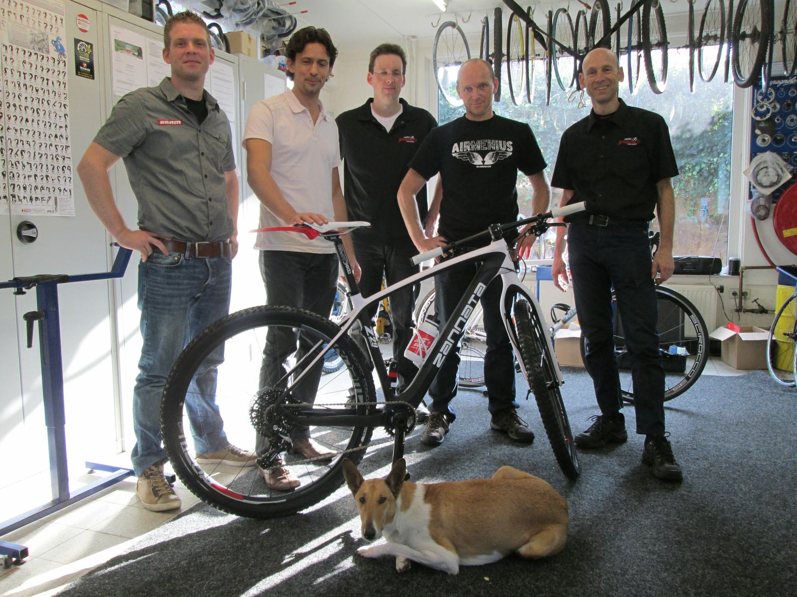 Van links naar rechts Gerko Groenendijk (SRAM), winnaar Bas Boels en Marc Linckens, Eric Willems, Jean Habets (allen Cycles Jean Habets)