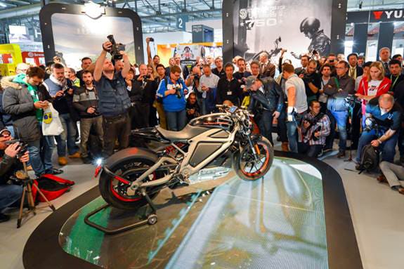 Harley-Davidson laat motorrijders testrijden op de e-motor tijdens de LiveWire-Experience.