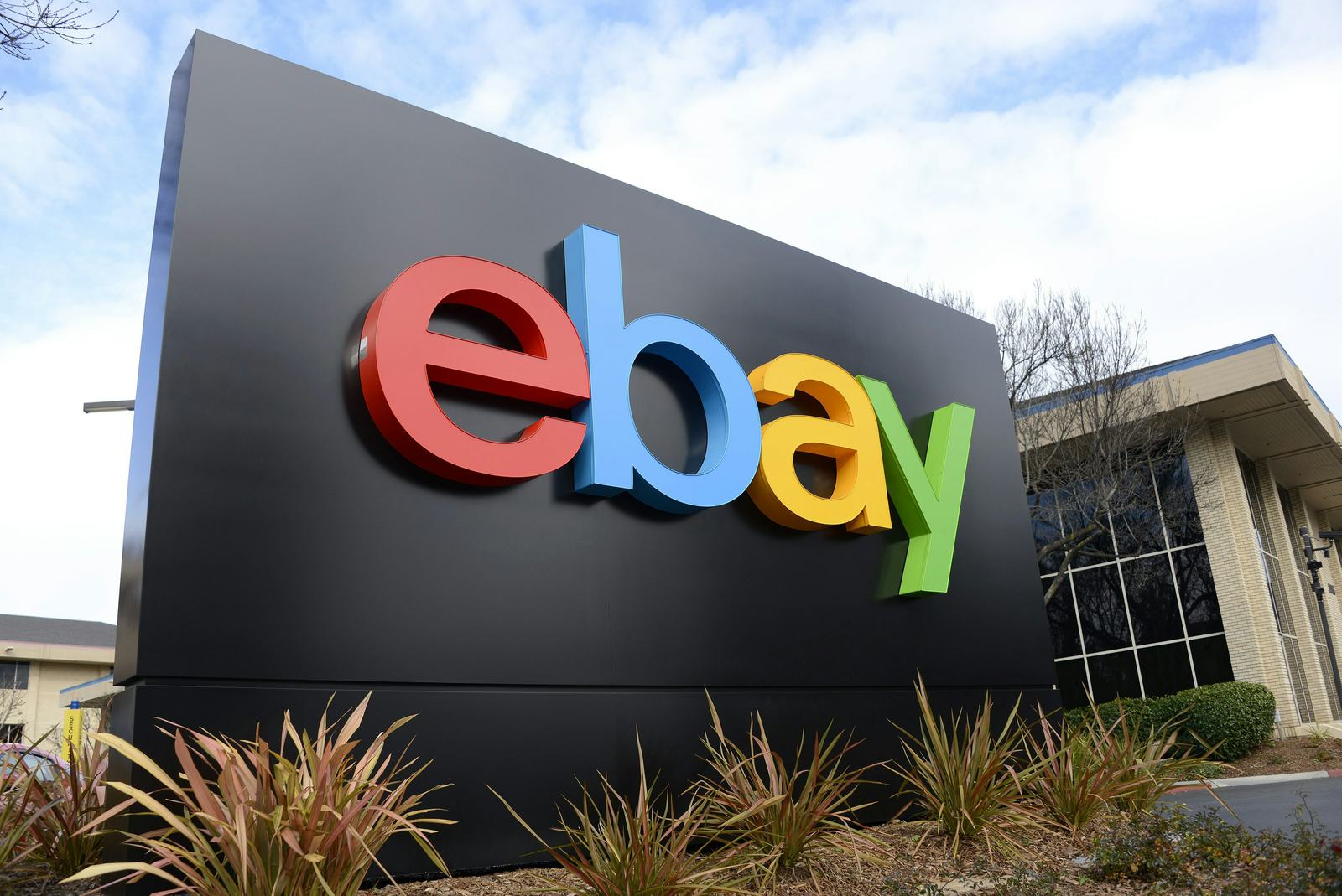 EBay heeft samen met een vastgoedontwikkelaar een winkelcentrum in Amerika interactief gemaakt door onder meer de etalages te voorzien van eBay’s connected glass-technologie.