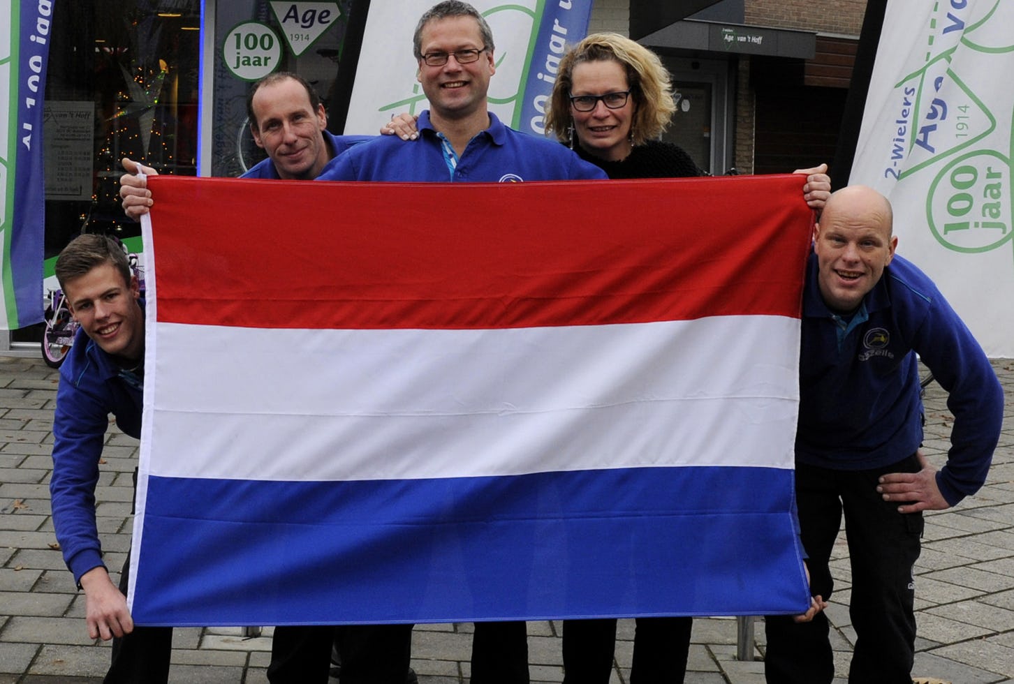 Het team van Age van 't Hoff 2-wielers met Age en Tineke van 't Hoff in het midden (3e en 4e van links).