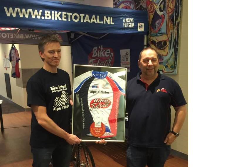 Jeroen Schrijver van Bike Totaal (links) bij de contractondertekening. 