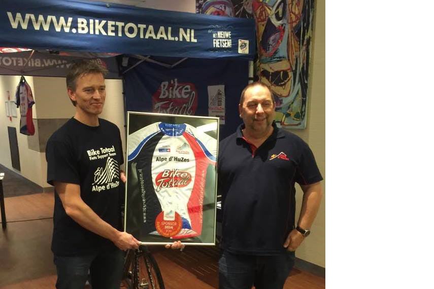 Jeroen Schrijver van Bike Totaal (links) bij de contractondertekening.