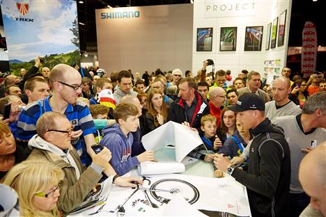 De signeer- en selfiesessies trekken iedere keer weer veel aandacht tijdens Velofollies. – Foto Velofollies