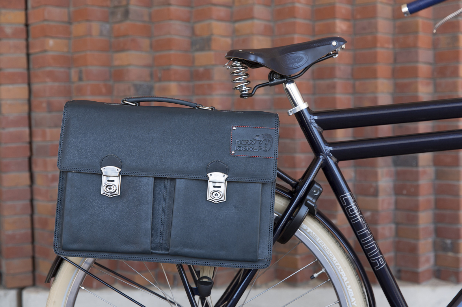 De New Looxs Sorento is verkrijgbaar in bruin, cognac en blauw.