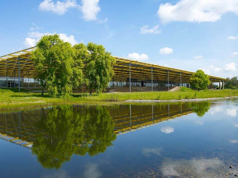 Het glazen gebouw van de Expo Haarlemmermeer en onderdak van de FietsVAK dag staat in een prachtige, groene omgeving.