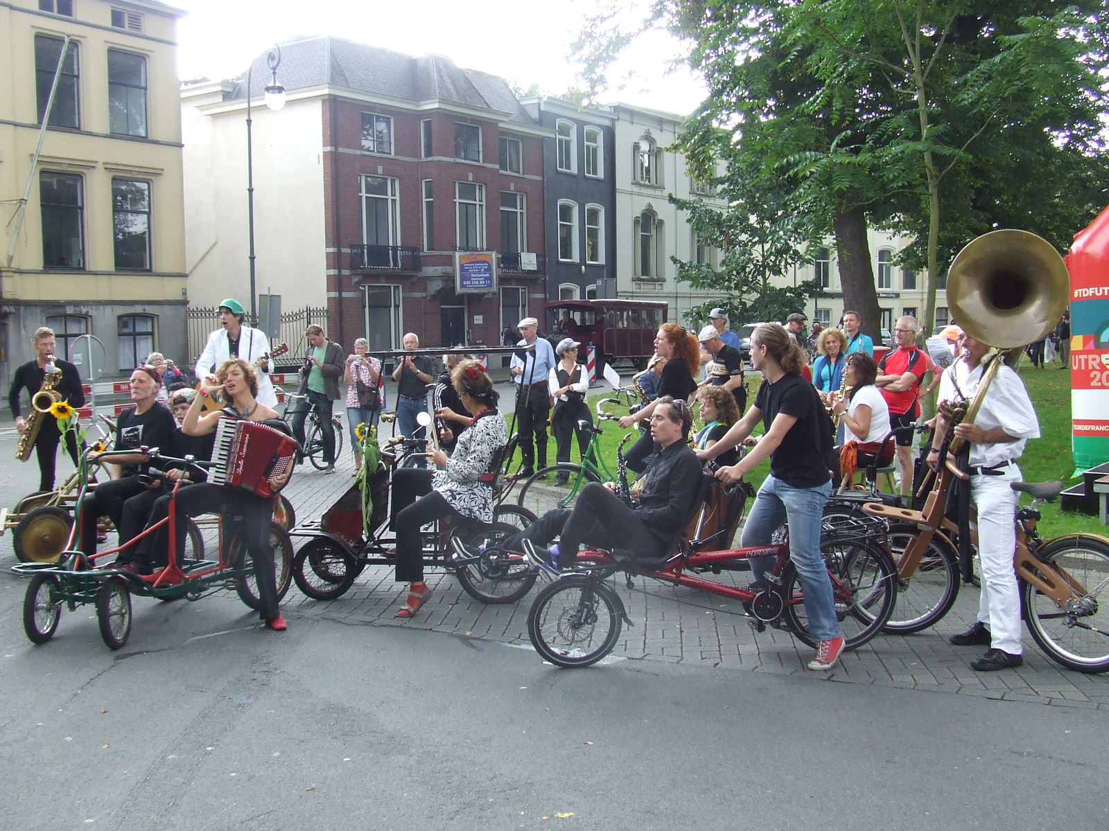 Orchestre Bicyclette opent de Nationale (E)Bike Testdagen door diverse instrumenten al rijdend op bijzondere fietsen te bespelen.