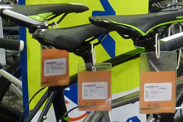 De koers van de euro ten opzichte van de dollar is het afgelopen jaar met ongeveer 17 procent gedaald. De in het Verre Oosten gemaakt onderdelen worden daarmee dus 17 procent duurder.