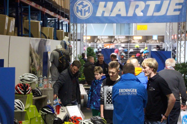Qua uiterlijk is de beurs eenvoudig van opzet, maar inhoudelijk is er meer dan genoeg te zien en de talloze aanbiedingen maken voor de bezoekende ondernemers die rit naar Hoya meer dan de moeite waard.