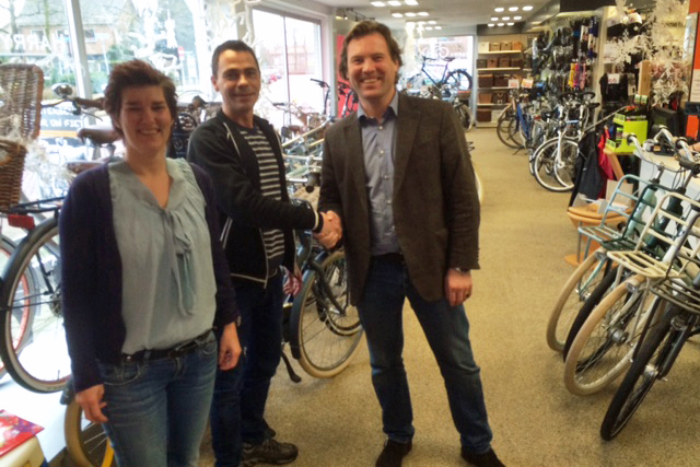 Harry en Moniek Geurts met rechts Maarten de Vos (directeur Dynamo Retail Group) zijn vanaf 1 februari aangesloten bij Bike Totaal.