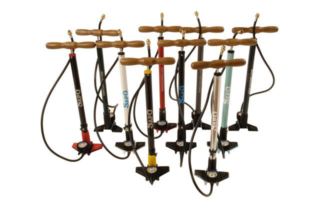 Het assortiment van SapO bestaat uit voetpompen met manometer, minipompen, handmatige werkplaatspompen en automatische pompsystemen voor in de werkplaats. 