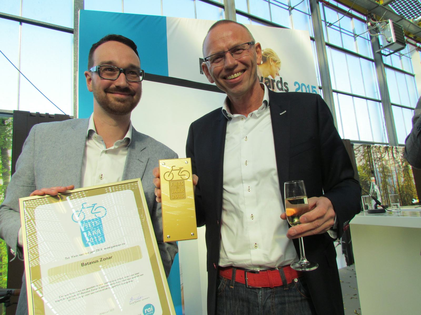 Productmanager Niels Lubbinge (links) en directeur Menno Visser van Batavus met de ‘versierselen’ die behoren bij het winnaar van de titel Fiets van het Jaar 2015. – Foto Tweewieler