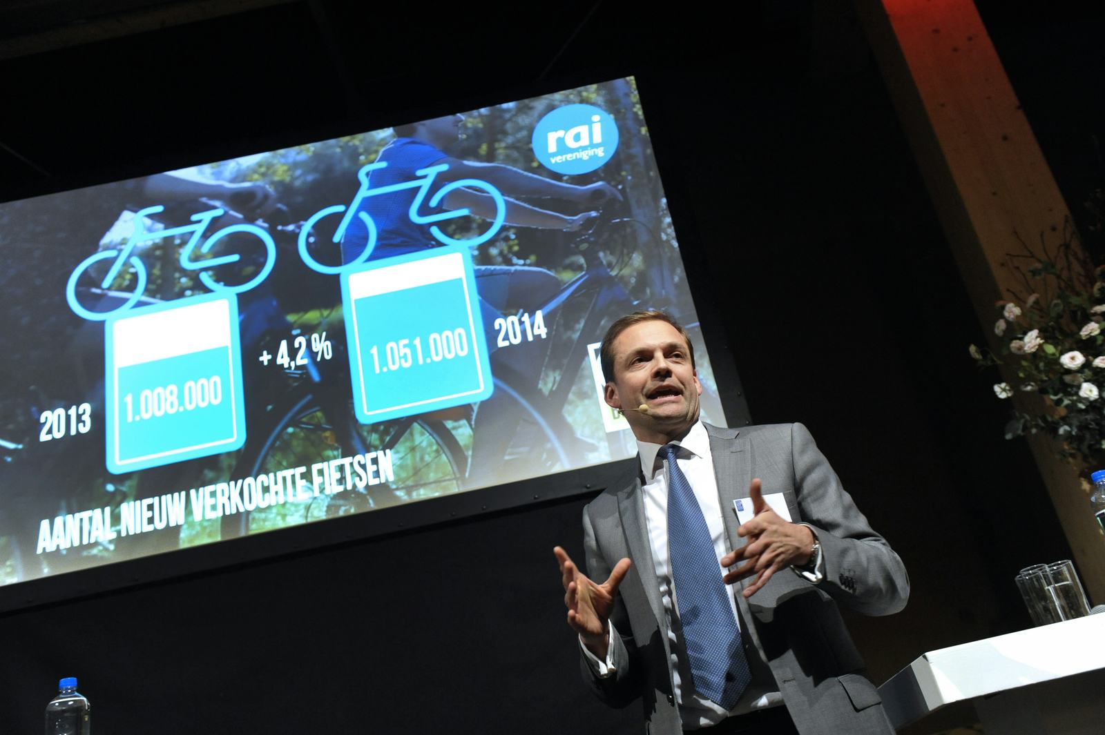 Jaap Merkus, voorzitter afdeling Fietsen van RAI Vereniging, presenteerde afgelopen maandagavond de cijfers op de Tweewieler VIP ävond.