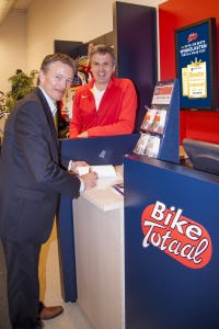 Arjan de Vries (rechts, directeur NTFU) en Jeroen Schrijver (commercieel manager Dynamo Retail Group) zetten hun handtekening onder een samenwerkingsovereenkomst.