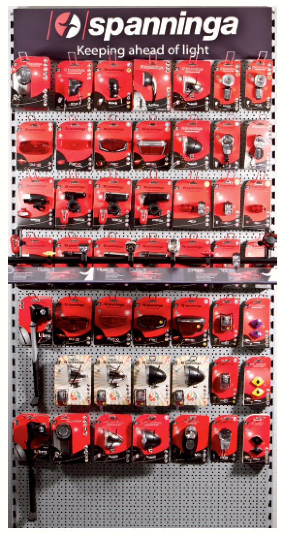 Voor dit seizoen stelt Spanninga, voor de presentatie van hun verlichting, gratis een productstang plus een logo-bord ter beschikking voor ondernemers die actief werken met de additionele batterijverlichting van Spanninga.
