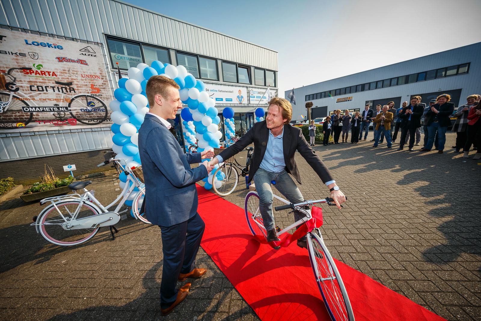 Marktplaats-directeur Olivier van Duijn opent per fiets het nieuwe pand van Edwin de Jong van Fietsuniek.nl.