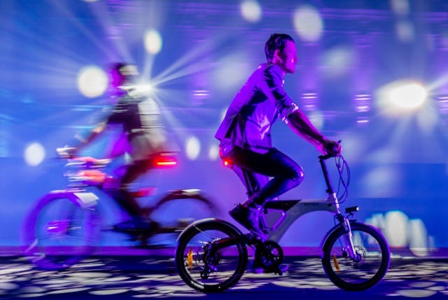 In een show met dans, muziek en videofilms werden de e-bikes gepresenteerd. Foto's: De Venster Fotografie
