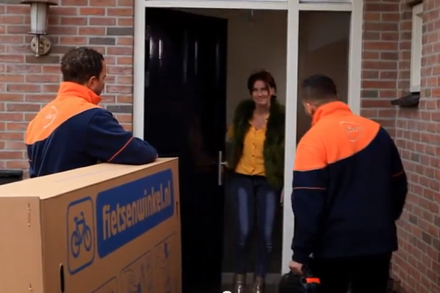 In het filmpje is te zien hoe de fiets bij aflevering wordt afgemonteerd en betaald.