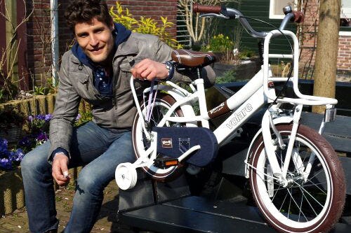 Presentator Koert Jan de Bruijn op bezoek bij Volare kinderfietsen.