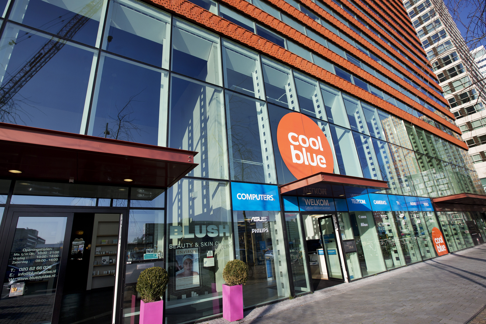 Coolblue levert voortaan zelf pakketjes af met de fiets.