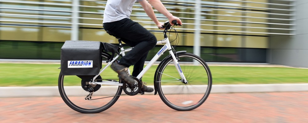 Elektrische fiets met accufietstassen met natrium-ion accu van het Britse Faradion. Dertig procent goedkoper dan lithium-ion accu's, maar dat worden deze in de nabije toekomst ook.